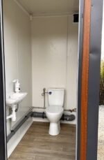 Container Sanitaire Pavillon WC avec Triple Cabine – Image 10